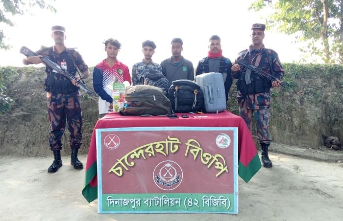 পীরগঞ্জ সীমান্তে ভারত থেকে আসার পথে ৪ বাংলাদেশী আটক